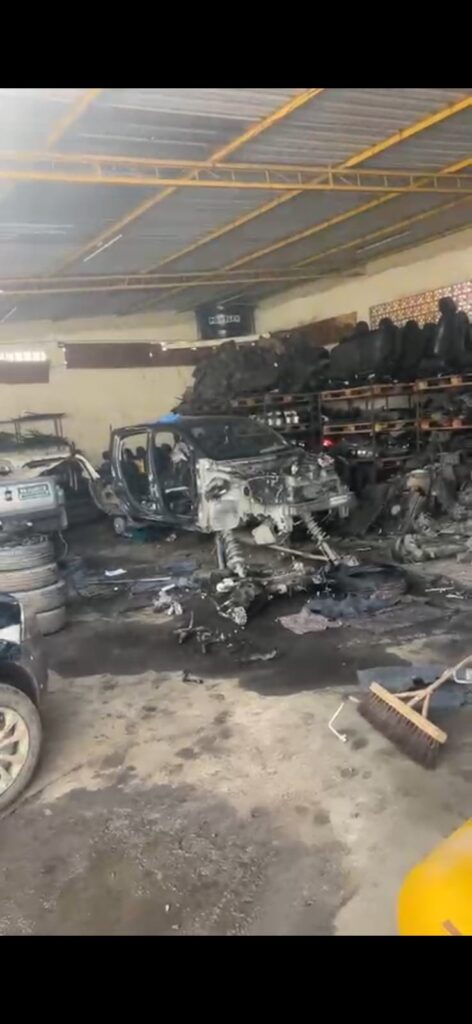 Itaboraí: Desmanche clandestino é descoberto e PM recupera carro roubado e detém quatro suspeitos