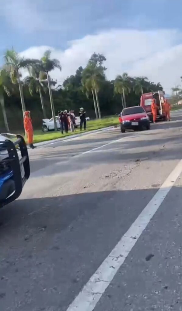 RJ-106: Colisão entre dois carros deixa dois feridos no Parque Nanci, em Maricá