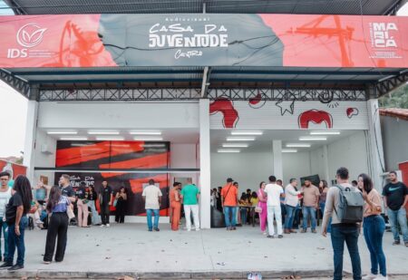 Cursos gratuitos de inglês, fotografia e produção musical estão com inscrições abertas na Casa da Juventude em Maricá