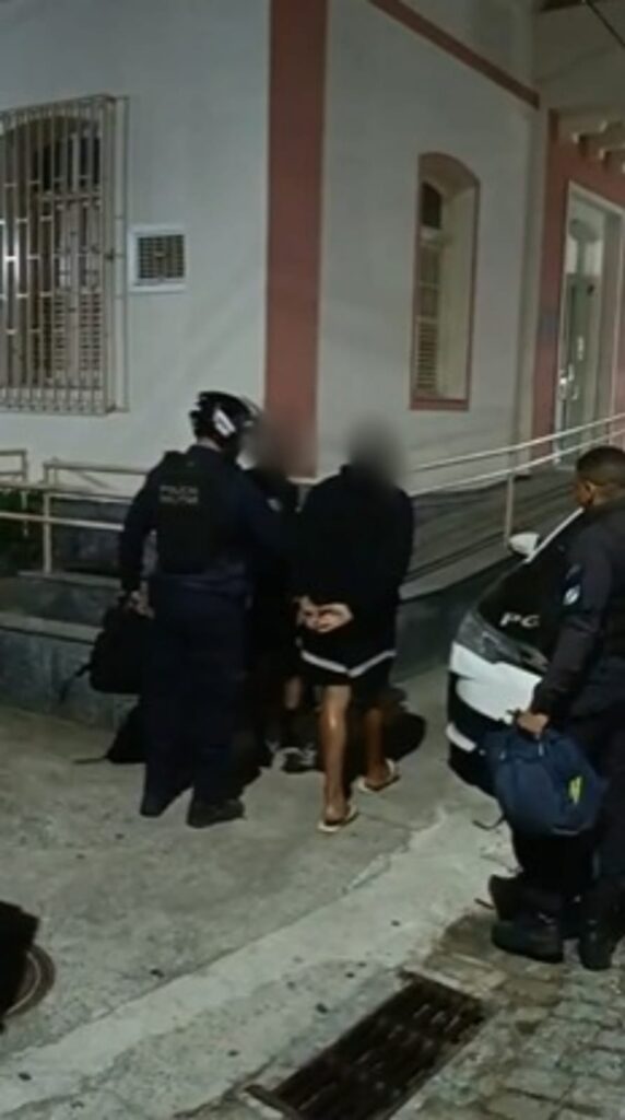 Jovem é preso e adolescente apreendido por tráfico de drogas em Saquarema