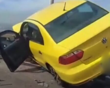 Carro fica à beira da mureta após acidente na Ponte Rio-Niterói e cena impressiona motoristas