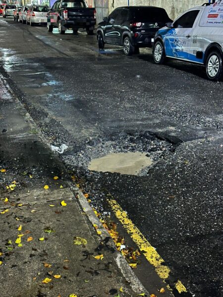 Após chuva, buraco vira armadilha para motoristas no Centro de Maricá