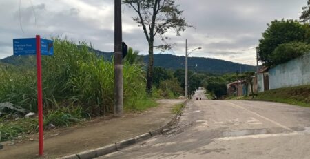 Maricá: Moradores denunciam escuridão há mais de um mês em rua de acesso a escolas e UPA de Inoã