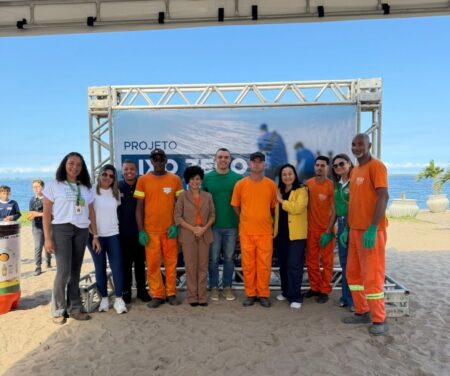 Estudantes recolhem 150 quilos de lixo durante ação ambiental na orla de Araruama