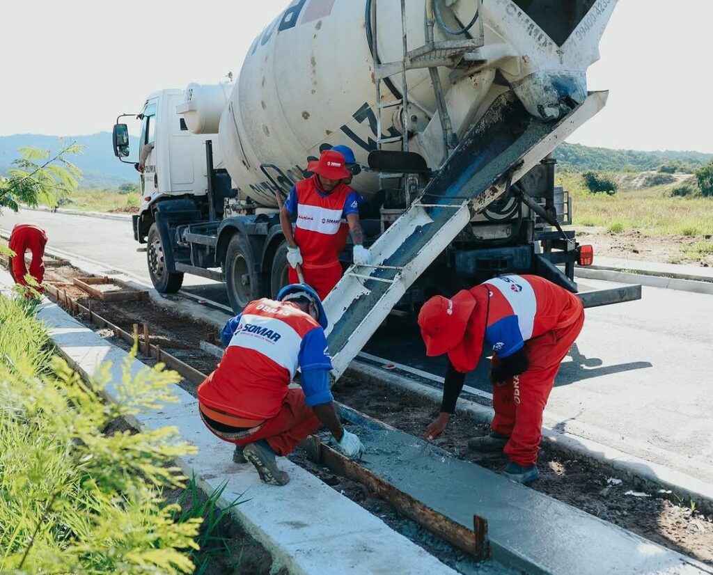 Obras da Somar transformam Jardim Atlântico Leste com novas calçadas acessíveis em Itaipuaçu