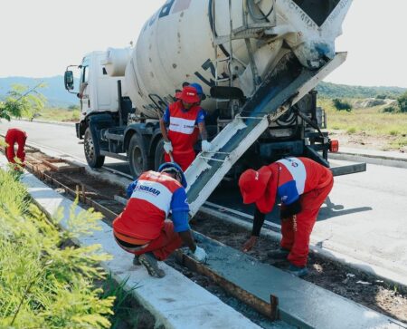 Obras da Somar transformam Jardim Atlântico Leste com novas calçadas acessíveis em Itaipuaçu