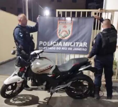 Moto roubada é recuperada após perseguição e acidente em Saquarema