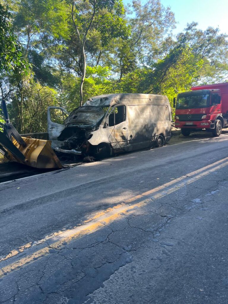 RJ-106: Ambulância que transportava adolescente pega fogo durante trajeto entre Saquarema e Maricá