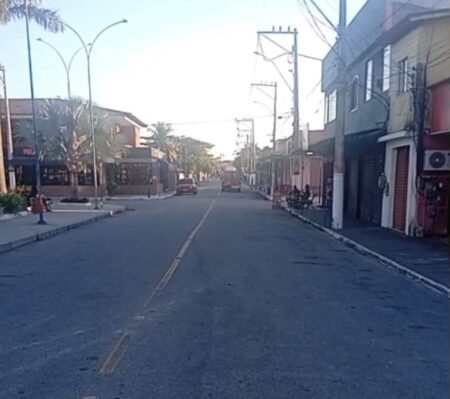Moradores da Divinéia reclamam de dificuldade para embarcar em vans na Barra de Maricá