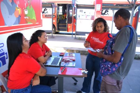 Banco Mumbuca leva atendimento itinerante para moradores de Inoã