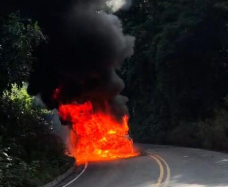 RJ-106: Veículo pega fogo e mobiliza motoristas na Serra Maricá-Saquarema