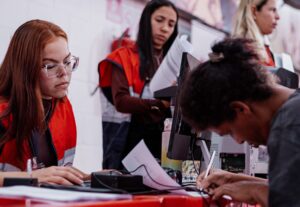 Maricá promove ação social com emissão de identidade, vagas de emprego e serviços gratuitos na quadra da União de Maricá