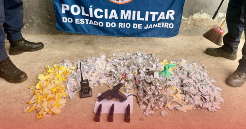 Maricá: Ação do GAT termina com dois presos, arma e drogas apreendidas na Linha, em São José do Imbassaí