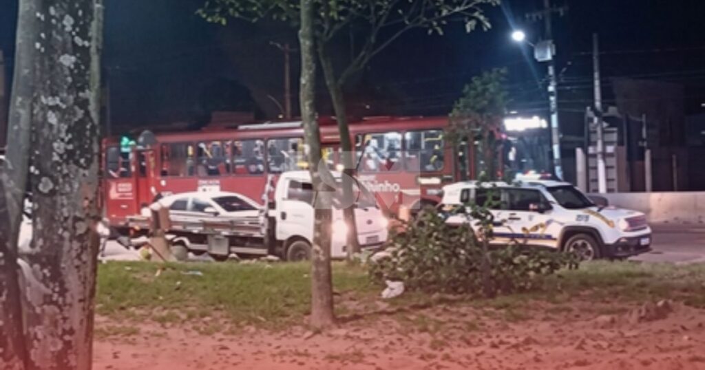 RJ-106: Acidente entre ônibus Vermelhinho e carro agrava trânsito, em São José do Imbassaí