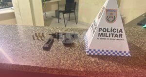 Homem é preso após ameaçar ex-companheira e ser flagrado com arma de fogo em Itaboraí