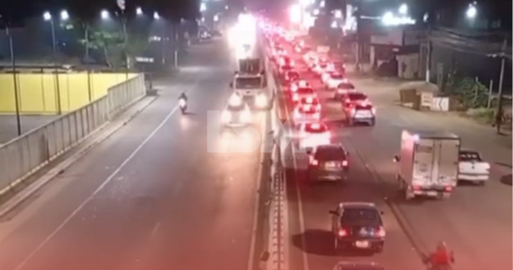 Trânsito intenso é registrado na RJ-106, em São José do Imbassaí, no início da noite desta segunda-feira