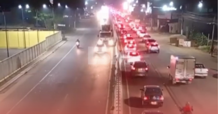 Trânsito intenso é registrado na RJ-106, em São José do Imbassaí, no início da noite desta segunda-feira