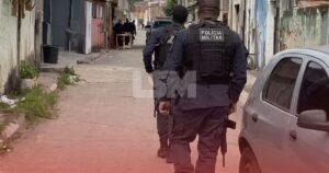 Moradores da comunidade da Linha são surpreendidos com troca de tiros entre PM e criminosos em plena luz do dia