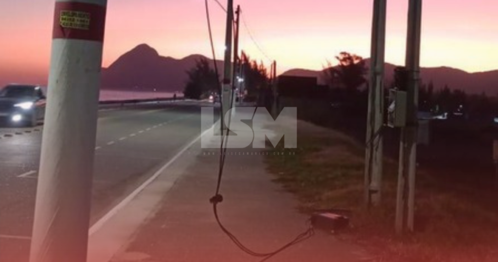 Relógio de energia caído em calçada preocupa moradores em Itaipuaçu