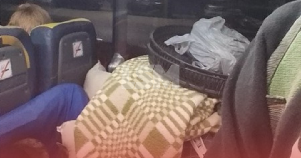 Passageiro faz mudança dentro de ônibus do Vermelhinho e cena chama atenção em Maricá