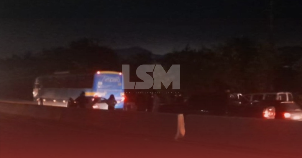 Alerta LSM: engavetamento entre três carros deixa trânsito congestionado na RJ-106, sentido Flamengo