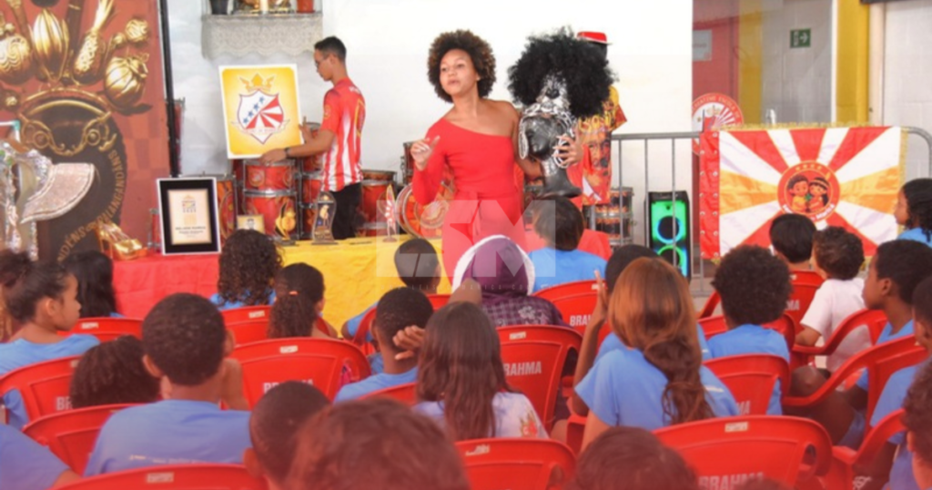 Crianças do Minha Casa, Minha Vida conhecem os bastidores do carnaval em Maricá