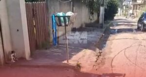 Moradores denunciam vazamento de esgoto e cobram solução no bairro Flamengo, em Maricá