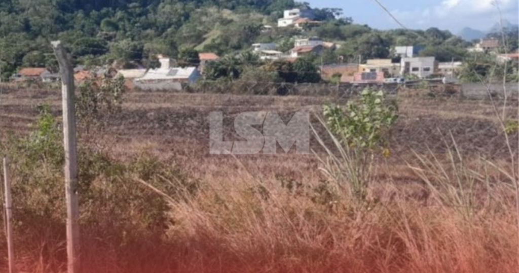Após incêndio, morro atrás do Hospital Che Guevara amanhece com cenário de destruição em Maricá