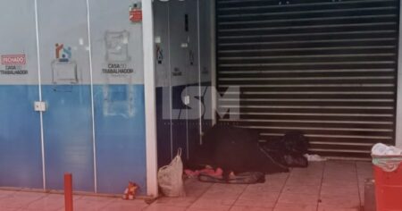 Moradores denunciam ocupação de calçada por pessoas em situação de rua e cobram providências em Itaipuaçu