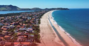 Lagomar toma conta da Praia de Cordeirinho e encanta banhistas em Maricá