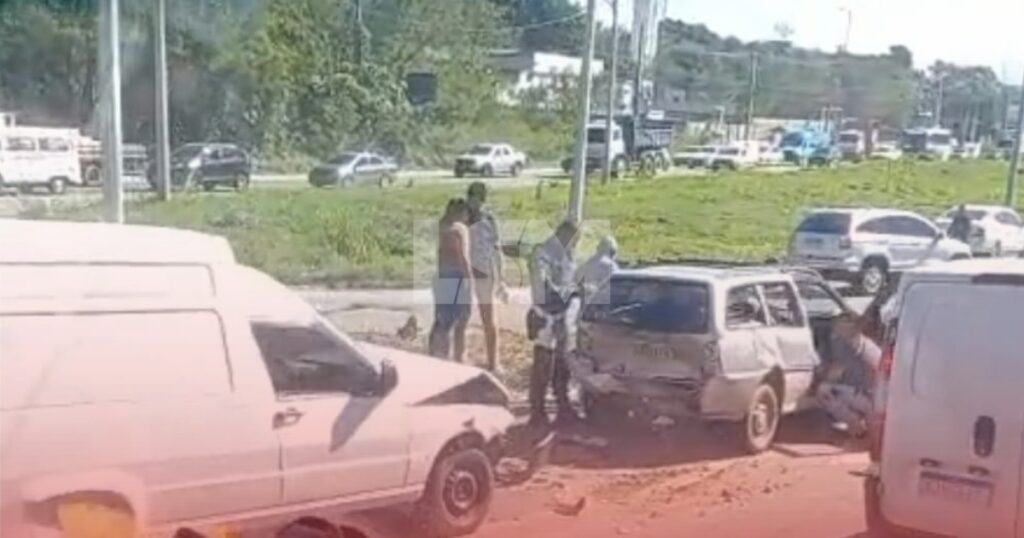 RJ-106: Colisão entre dois carros deixa trânsito congestionado no Arsenal em São Gonçalo