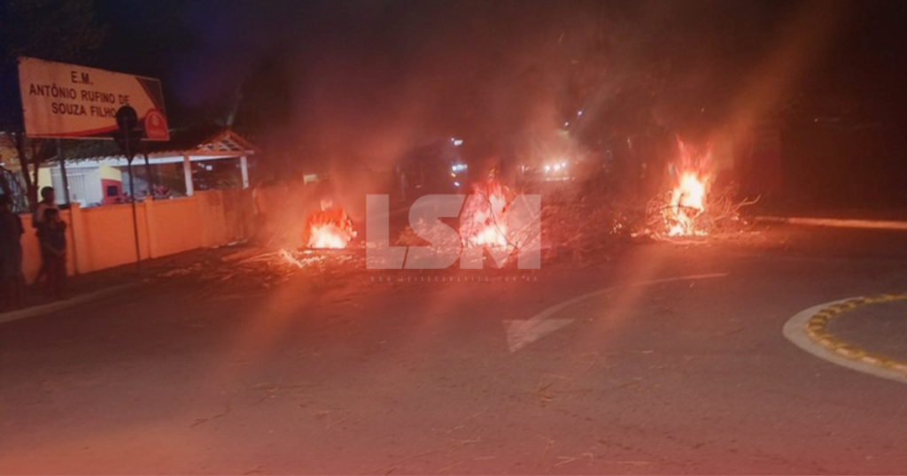 Moradores de Maricá fazem protesto na Estrada da Gamboa após 30 horas sem energia
