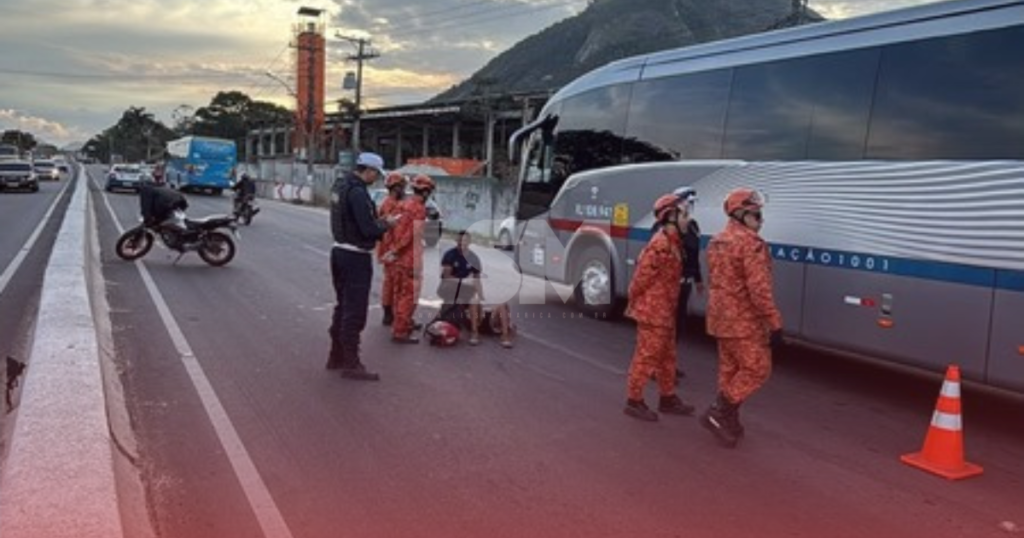 RJ-106: Pedestre e motociclista ficam feridos após atropelamento em São José do Imbassaí