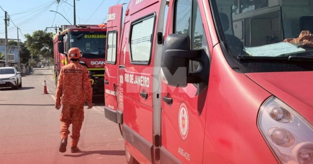 RJ-106: Motociclista fica ferido após colisão com caminhão, em Maricá
