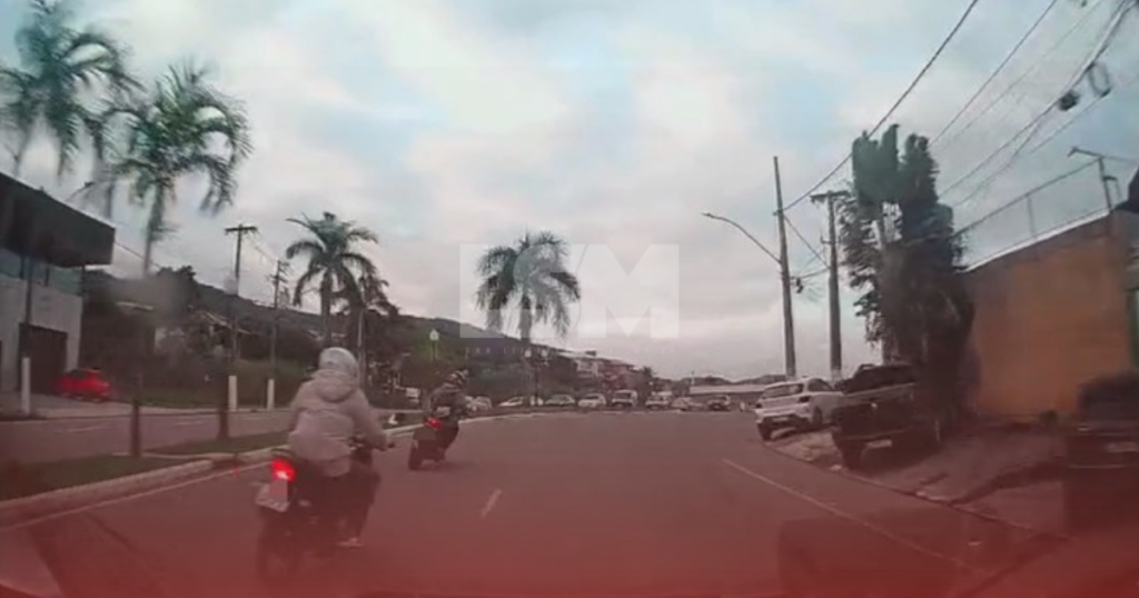 Câmera em carro registra quase acidente durante ultrapassagem em Itaipuaçu