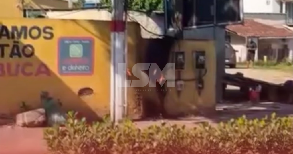 Fiação de poste pega fogo e interdita Avenida Francisco Sabino, em Maricá