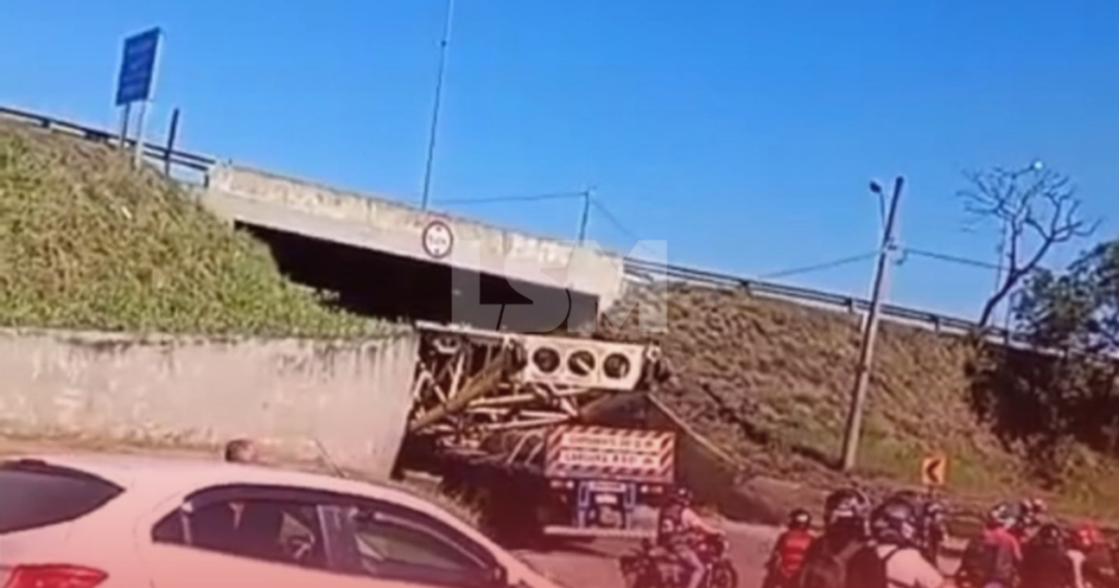 Carreta trava retorno de Manilha e deixa trânsito complicado em Itaboraí