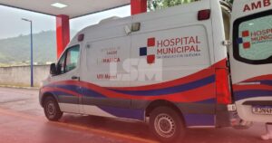 RJ-106: Colisão entre carro e moto deixa motociclista ferido em Várzea das Moças