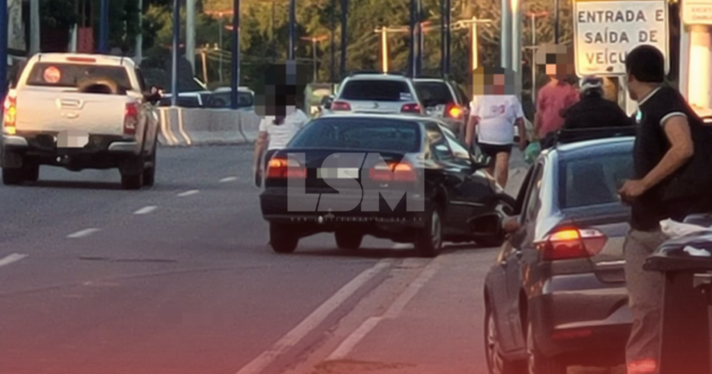 Carro solta roda em plena RJ-106 e motorista evita acidente no Condado