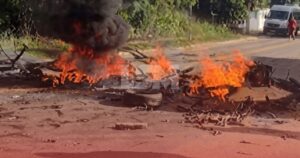 Maricá: Moradores protestam e interditam Estrada do Caxito após mais de 42 horas sem energia