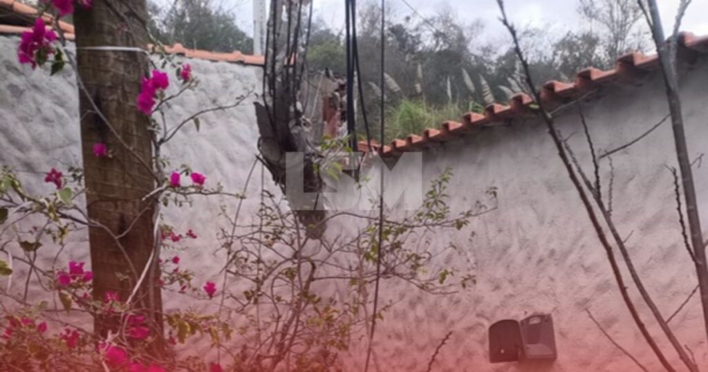 Maricá: Idosa de 77 anos fica isolada após poste cair no quintal de casa em Itaipuaçu
