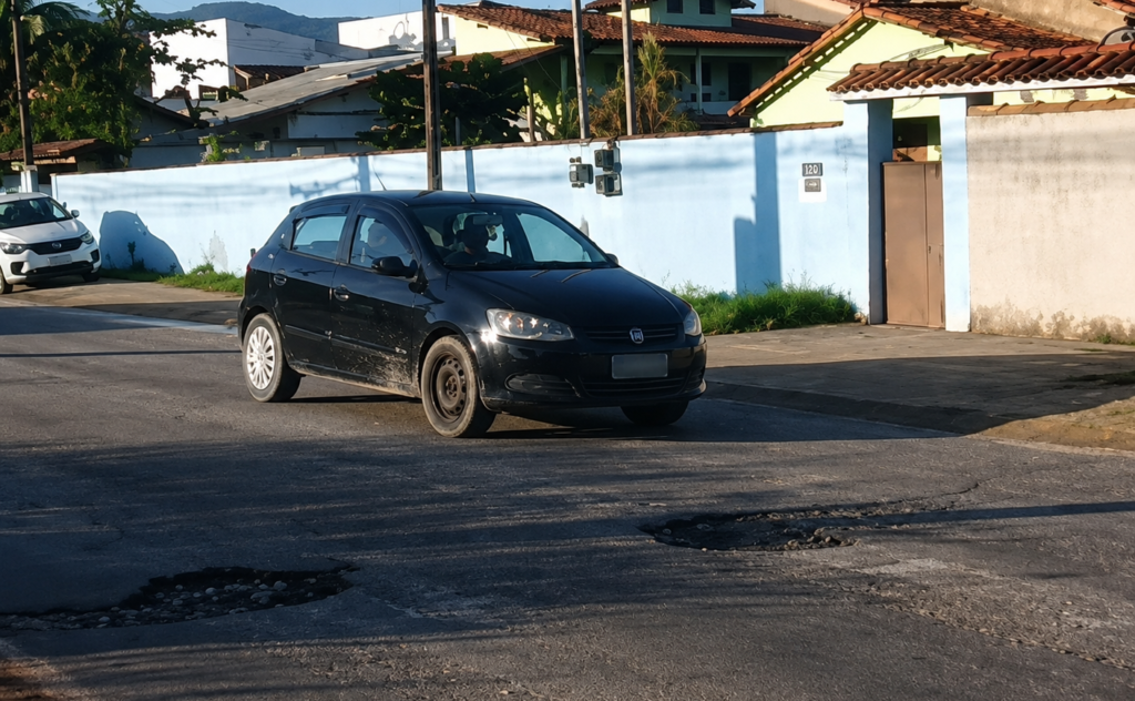 Crateras na Estrada de Ponta Negra preocupam motoristas e aumentam risco de acidentes em Maricá