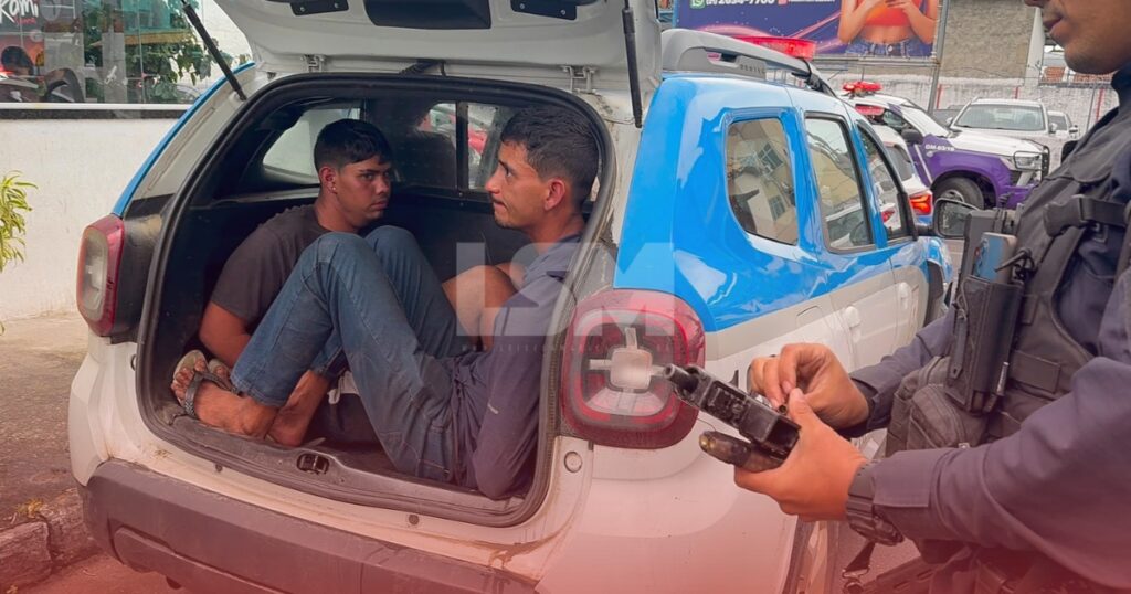 Suspeitos de assaltar lojas em Itaipuaçu e no Flamengo com submetralhadora são presos dentro de ônibus Vermelhinho em Maricá