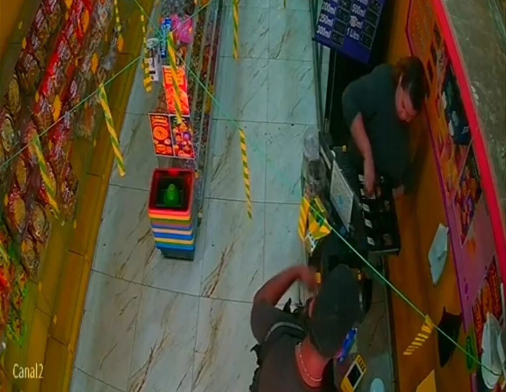 Maricá: Criminoso armado com submetralhadora invade loja de doces e foge levando dinheiro do caixa no Flamengo