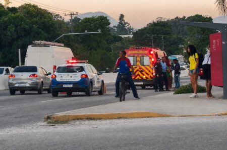 RJ-106: Mulher fica ferida após ser atingida por motociclista após atravessar rodovia em Ponta Grossa