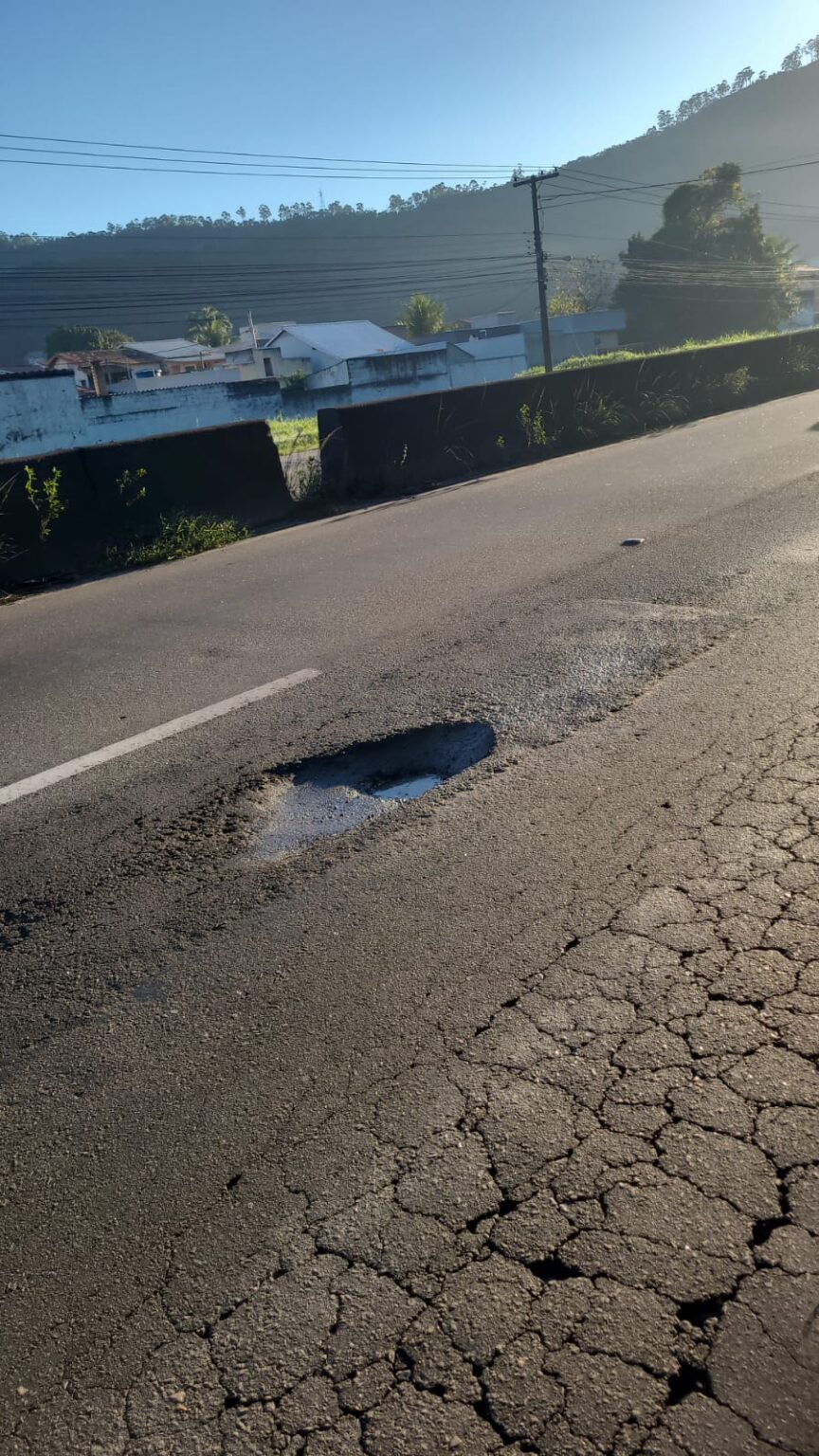 RJ-106: Motoristas denunciam buraco na Rodovia e cobram providências do DER-RJ em Varzea das Moças