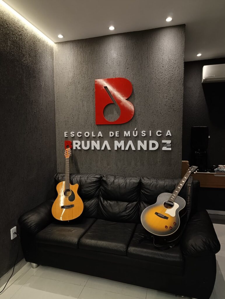 Conheça a Escola de Música Bruna Mandz, espaço completo para aprender, criar e se destacar em Itaipuaçu