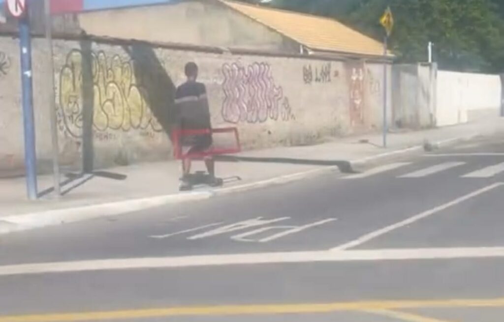 Morador em situação de rua é flagrado com estrutura de ponto de ônibus no Centro de Maricá