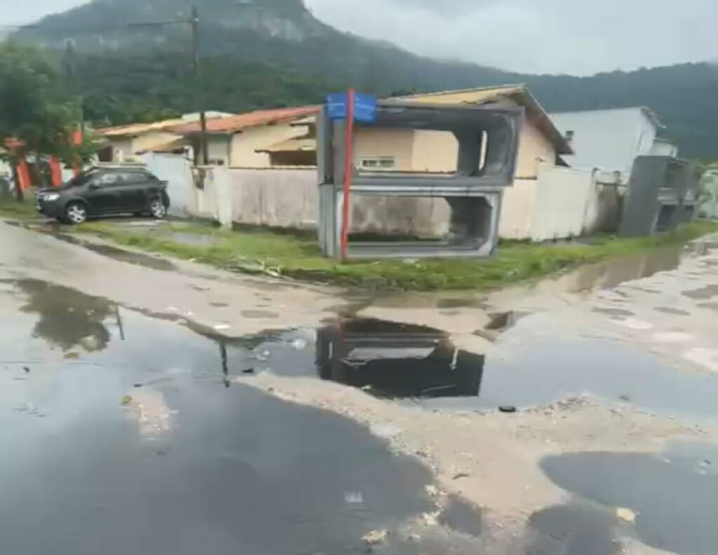 Moradores denunciam vazamento de esgoto e abandono de rua em Itaipuaçu