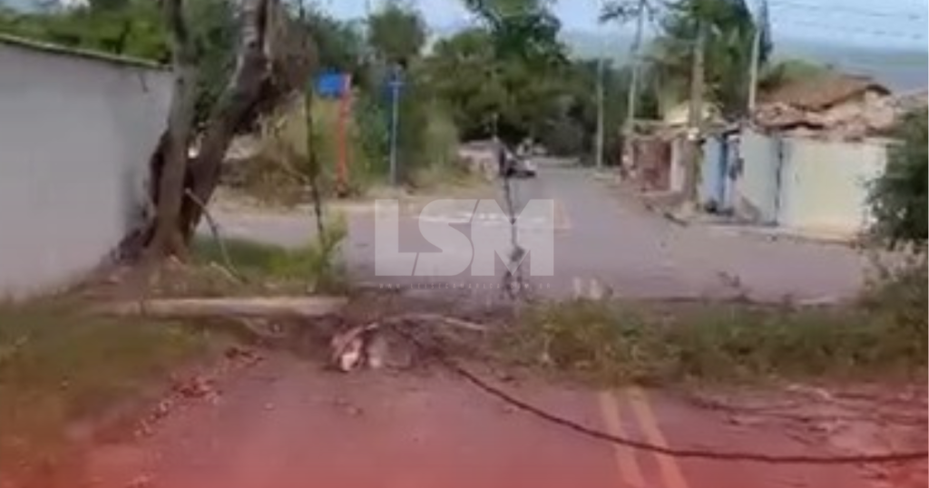 Poste cai em rua de São José do Imbassaí e moradores cobram providências da Enel